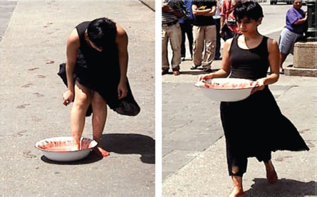 Figura 4: Regina José Galindo. ¿Quién puede borrar las huellas? 2003. Performance. Ciudad de Guatemala.