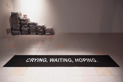 Figura 8: Rodrigo Bruna. Pulvis et Umbra III. 2015. Registro fotográfico de la exposición. Galería de Arte UCT.