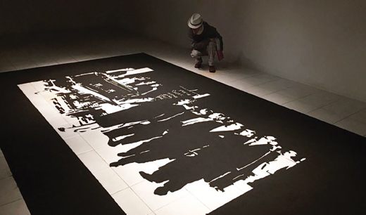 Figura 5: Rodrigo Bruna. Pulvis et Umbra III. 2015. Registro fotográfico de la exposición. Galería de Arte UCT.