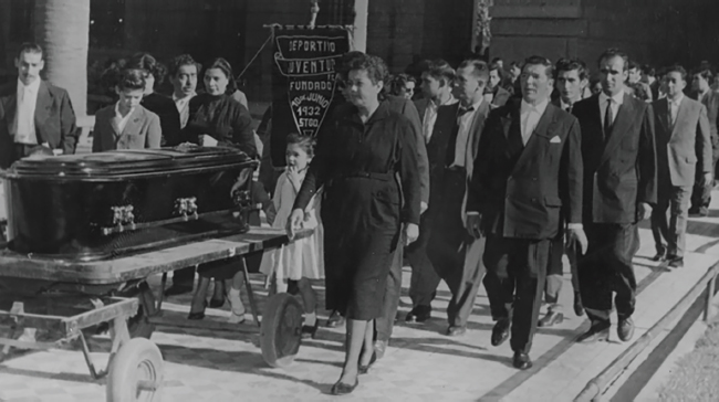 Figura 4: Teófilo Lorca. Funeral de Albino Bruna. 1958. Fotografía en blanco y negro, 15,6 x 9,5 cm.