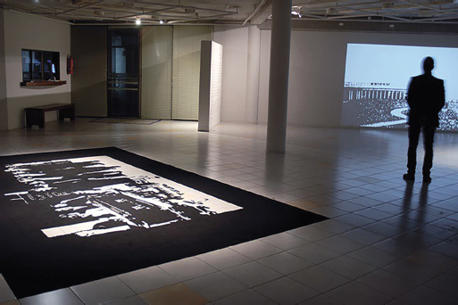Figura 7: Rodrigo Bruna. Pulvis et Umbra III. 2015. Registro fotográfico de la exposición. Galería de Arte UCT.